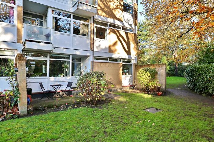 2 Bedroom Apartment For Sale In Park View Court, Woking, Surrey, GU22