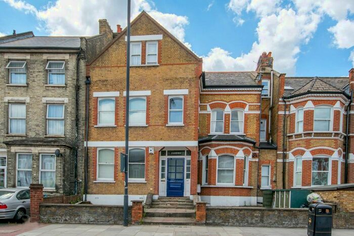 2 Bedroom Flat To Rent In Trinity Road, Tooting Bec, London, SW17