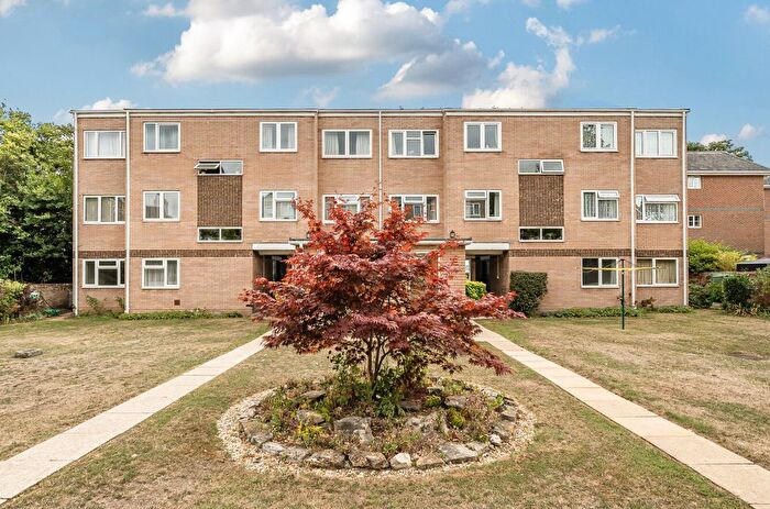 2 Bedroom Flat To Rent In Victoria Road, Netley Abbey, Southampton, Hampshire, SO31