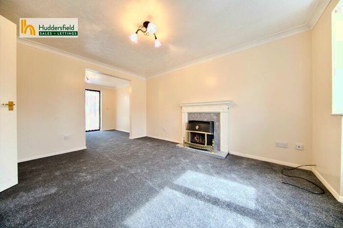 3 Bedroom Detached House To Rent In The Crest, Huddersfield, HD2