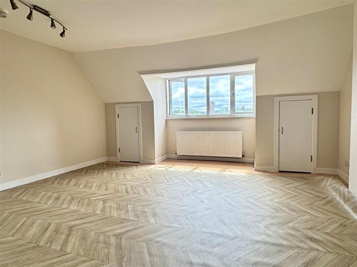 5 Bedroom Property To Rent In Shenley Road, Borehamwood, WD6