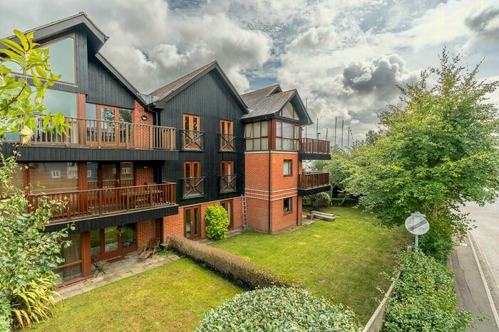 2 Bedroom Flat To Rent In Swanwick Quay, Swanwick, SO31