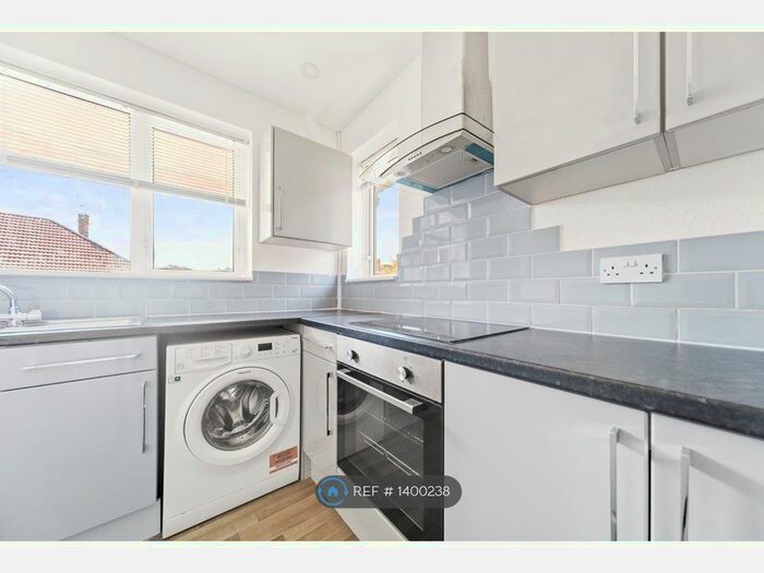 1 Bedroom Flat To Rent In Queenshill Road, Leeds, LS17