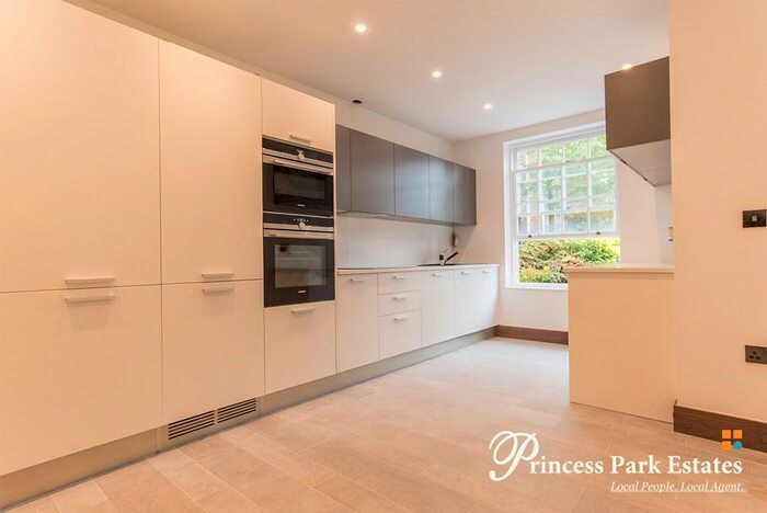 2 Bedroom Flat To Rent In Royal Drive, London, N11