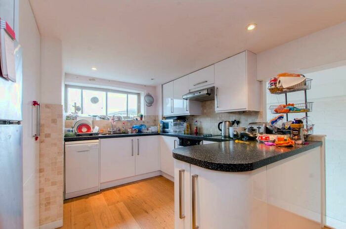 2 Bedroom Maisonette To Rent In Gathorne Street, Bethnal Green, London, E2