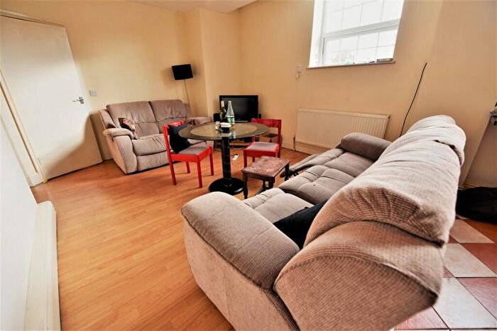 2 Bedroom Flat To Rent In Swan With Two Necks, LS6
