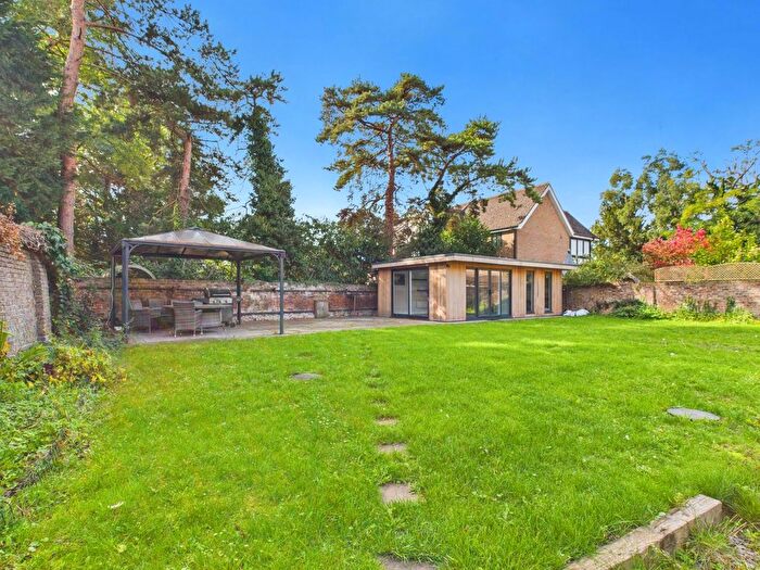 3 Bedroom Semi-Detached House To Rent In Station Road, Wraysbury, Berkshire, TW19