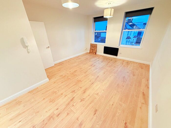 2 Bedroom Flat To Rent In Gladbeck Way, Enfield, EN2