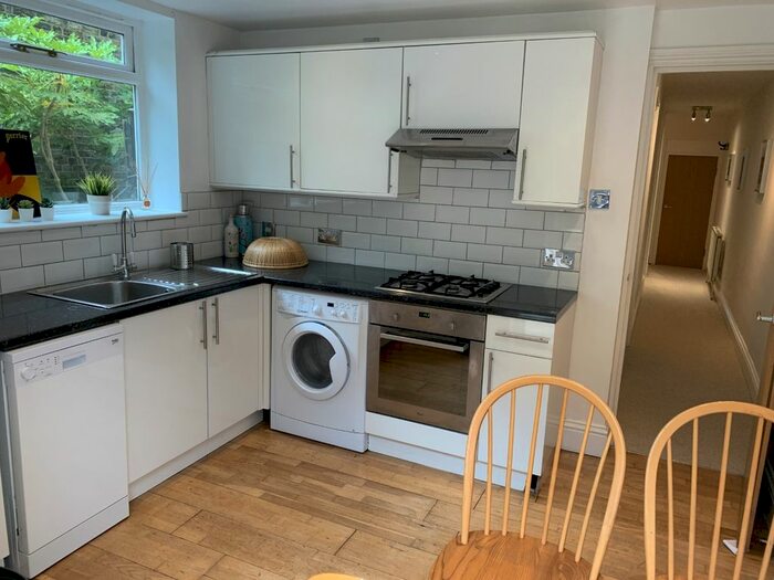 2 Bedroom Flat To Rent In Holmewood Gardens, London, SW2