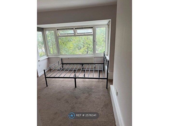 Studio To Rent In Hendon Way, London, NW2