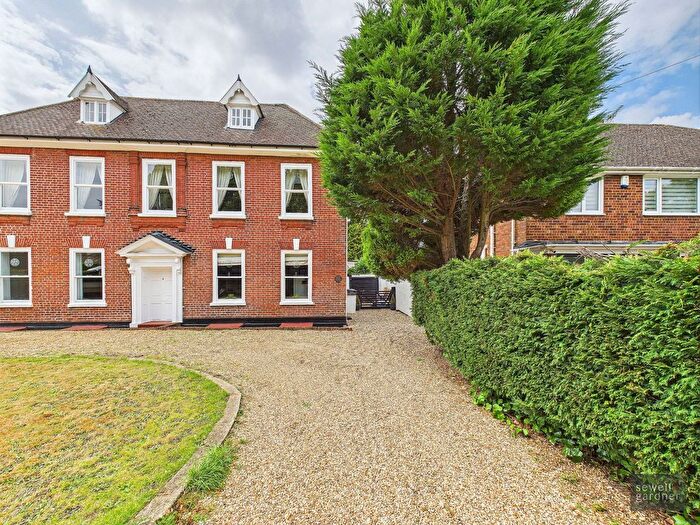 4 Bedroom Semi-Detached House For Sale In High Road, Leavesden, Watford, WD25