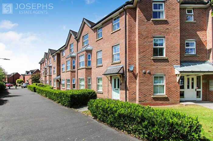 2 Bedroom Flat To Rent In Sunningdale Court, Bolton, Greater Manchester, BL3