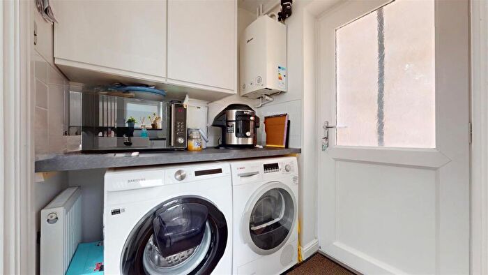 4 Bedroom Detached House For Sale In Nightingale Crescent, Bradville, Milton Keynes, MK13