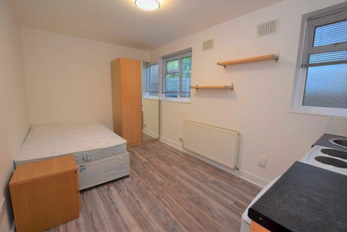 Studio To Rent In Queens Road, Hendon, London NW4
