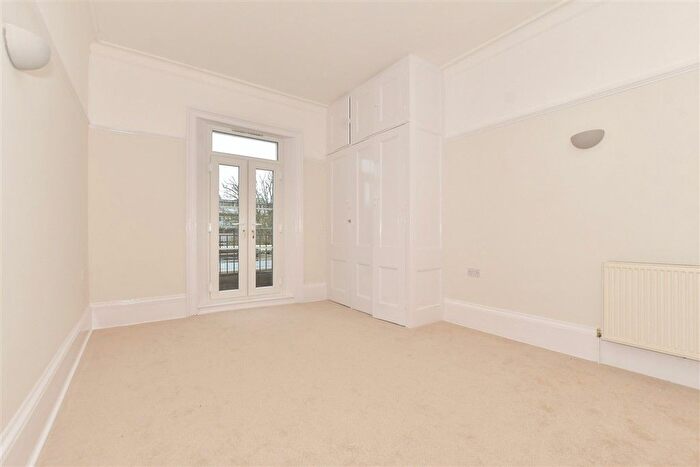 2 Bedroom Flat For Sale In Pleydell Gardens, Folkestone, Kent, CT20