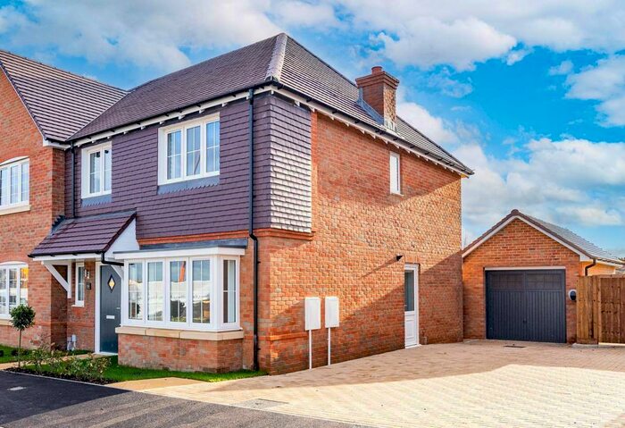 4 Bedroom Semi-Detached House To Rent In Elizabeth Gardens, Goffs Oak, Hertfordshire, EN7
