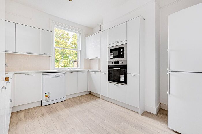 2 Bedroom Flat To Rent In Ferndale Road, Clapham North, SW4