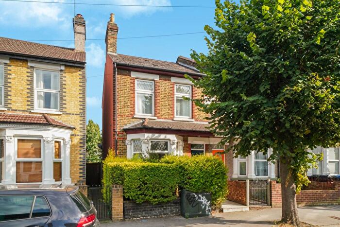3 Bedroom Semi-Detached House For Sale In Davidson Road, Croydon, CR0