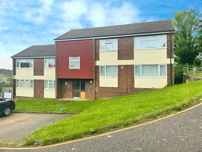 2 Bedroom Flat To Rent In St. Michaels Close, Chatham, Kent, ME4