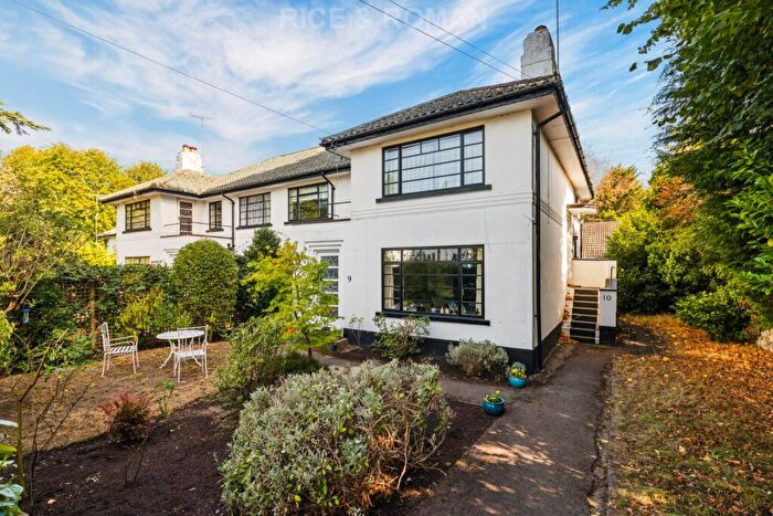 2 Bedroom Apartment For Sale In Broomfield Park, Sunningdale, SL5