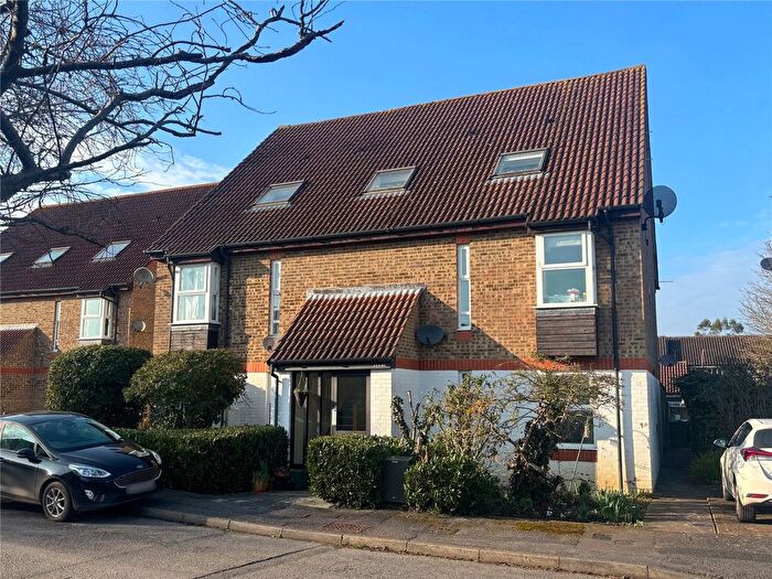 1 Bedroom Flat For Sale In Colburn Crescent, Guildford, Surrey, GU4