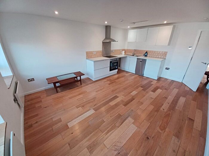 3 Bedroom Flat To Rent In Roundhay Road, Leeds, West Yorkshire, LS8