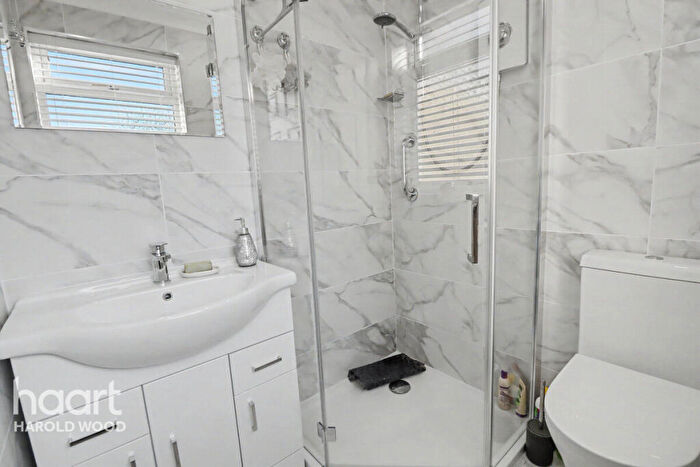 1 Bedroom Bungalow For Sale In Court Avenue, Harold Wood, RM3