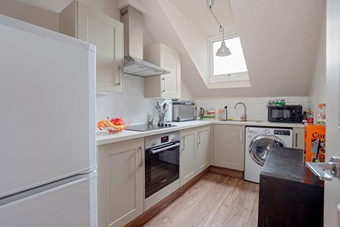 1 Bedroom Flat To Rent In Queens Road, Wimbledon, London, SW19