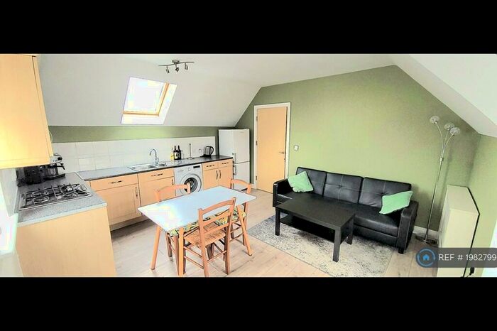 1 Bedroom Flat To Rent In Chandlers Close, West Molesey, KT8