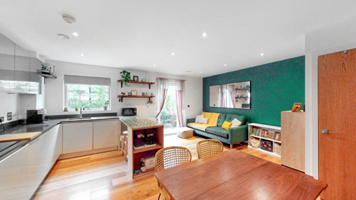 2 Bedroom Maisonette For Sale In Marsh Court, London, SE17