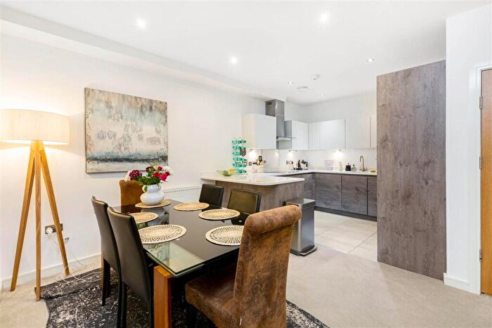 3 Bedroom Flat For Sale In Vicarage Crescent, SW11