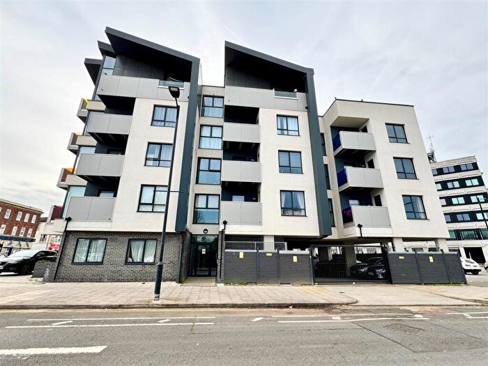 2 Bedroom Apartment To Rent In London Road, Southend-On-Sea, SS1