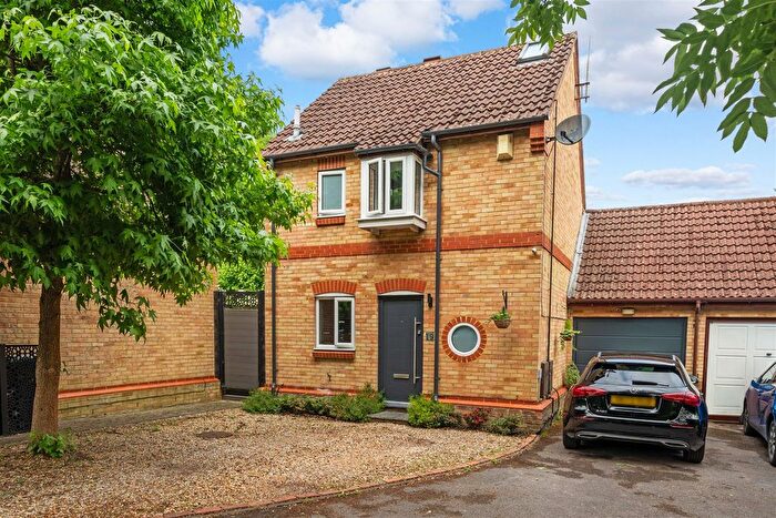 3 Bedroom Detached House For Sale In Suffolk Drive, Guildford, GU4