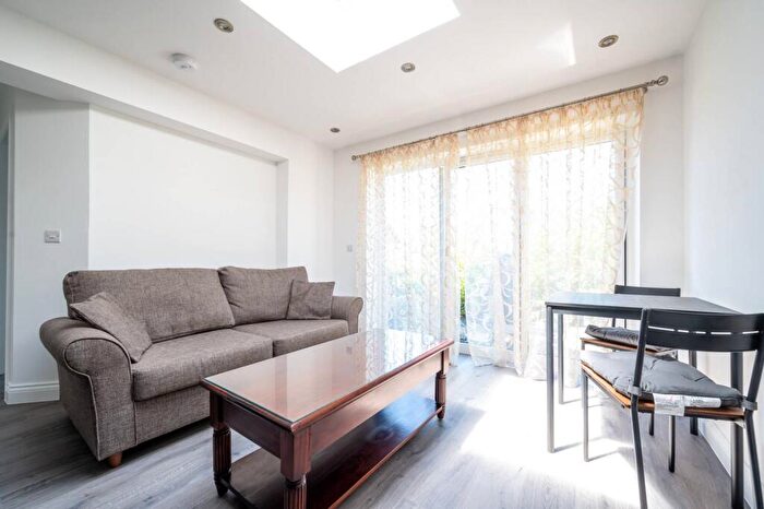 2 Bedroom Flat To Rent In Malden Road, New Malden, KT3