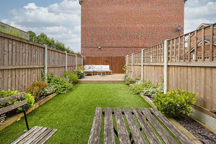 4 Bedroom Town House To Rent In Birchwood Close, Lindley, Huddersfield, HD3