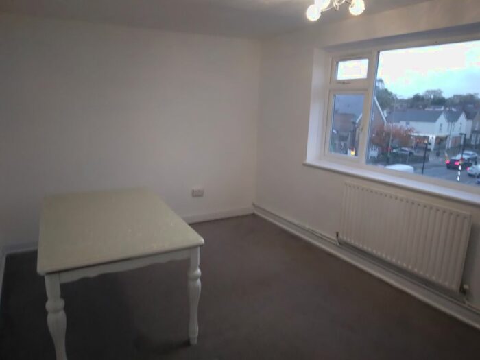 3 Bedroom Flat To Rent In Mottingham Road, London, SE9