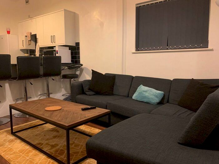 6 Bedroom House To Rent In Berkeley Avenue, M14