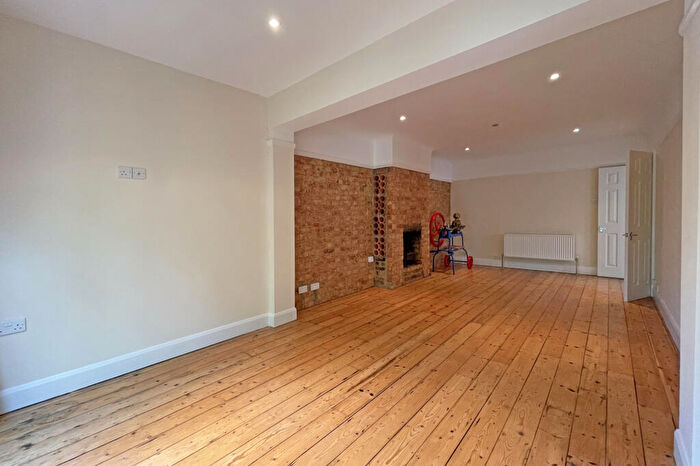 2 Bedroom Bungalow For Sale In Beaufort Way, Ewell, KT17