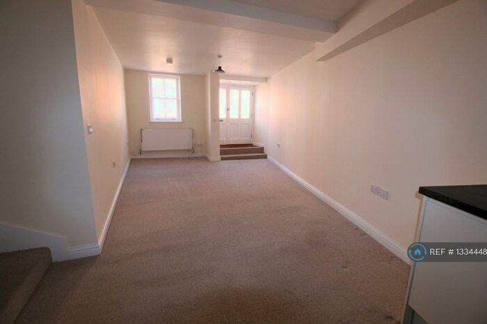 3 Bedroom Flat To Rent In Military Road, Colchester, CO1
