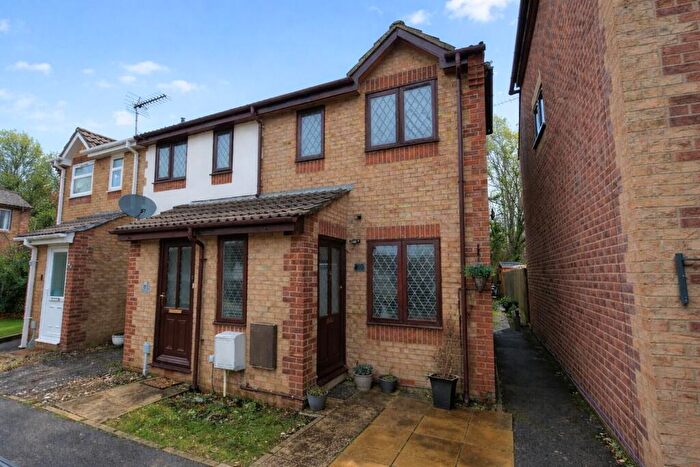 2 Bedroom End Of Terrace House For Sale In Willow Drive, Marchwood, Southampton, SO40