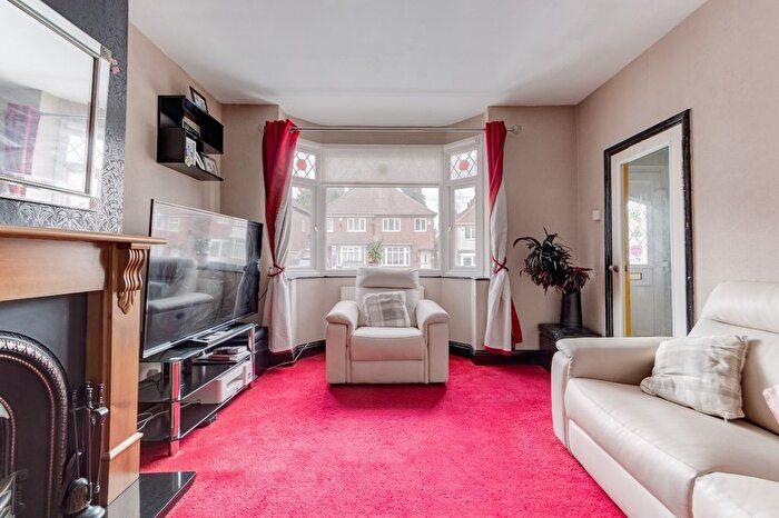 3 Bedroom Semi-Detached House For Sale In Thurlestone Road, Birmingham, West Midlands, B31