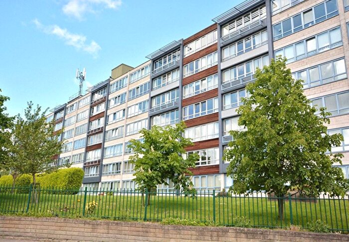 2 Bedroom Flat For Sale In Ingledew Court, Leeds, West Yorkshire, LS17