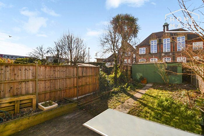 3 Bedroom Flat To Rent In Warley Street, E2