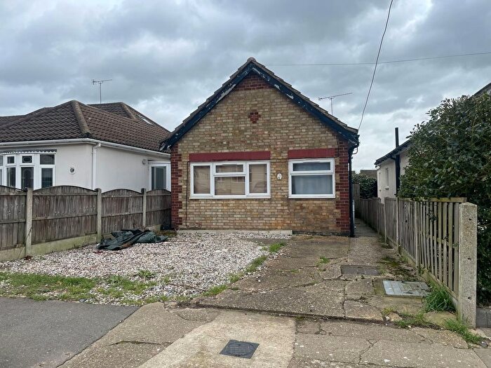 2 Bedroom Bungalow For Sale In Cranham Gardens, Upminster, RM14