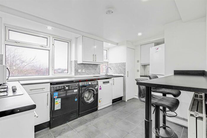 2 Bedroom Flat To Rent In Chertsey Court, Mortlake, SW14