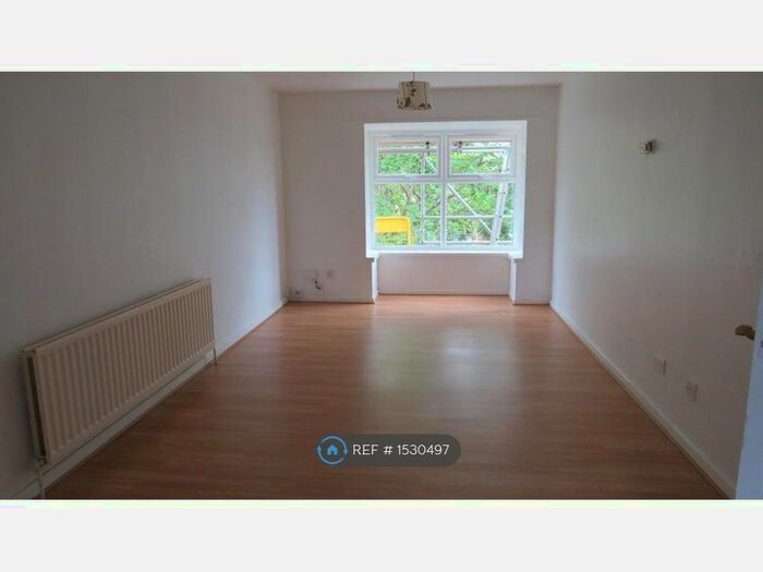 2 Bedroom Flat To Rent In Knaphill Crescent, Northampton, NN4