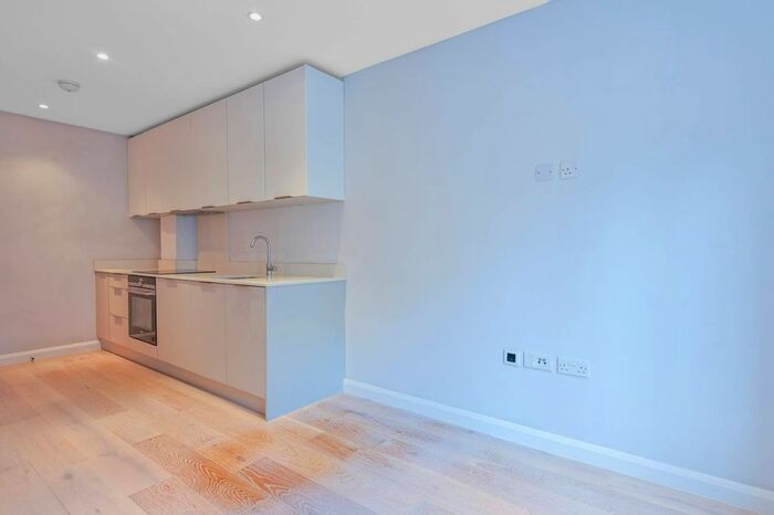 1 Bedroom Flat To Rent In Chertsey Court, Guildford, GU1