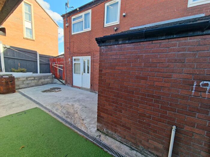 3 Bedroom Semi-Detached House To Rent In St. Lukes Road, Leeds, LS11