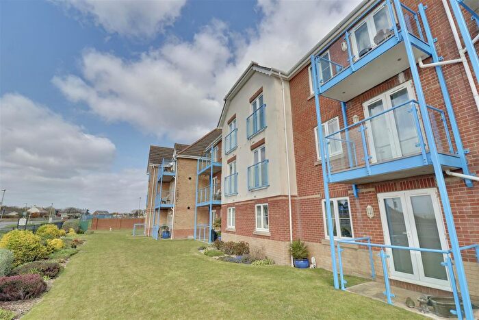 2 Bedroom Flat For Sale In Marine Parade West, Lee-On-The-Solent, PO13