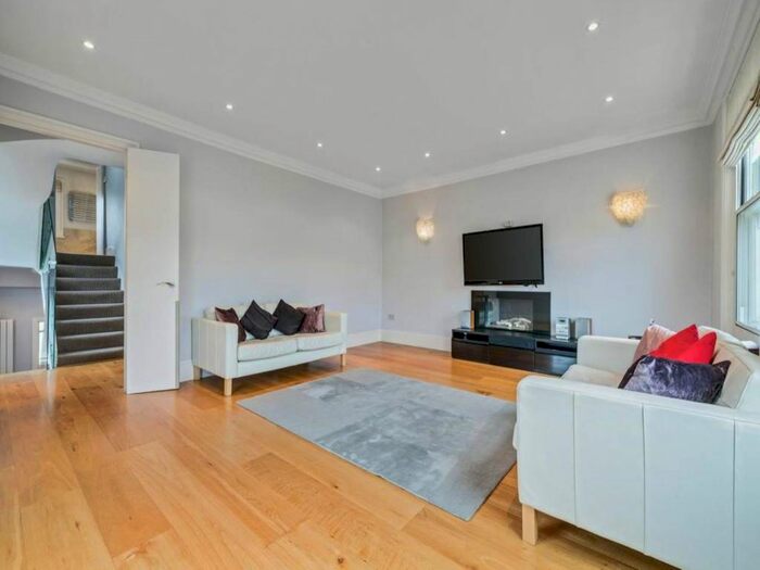 3 Bedroom Flat To Rent In Finborough Road, Upper Maisonette, London, SW10